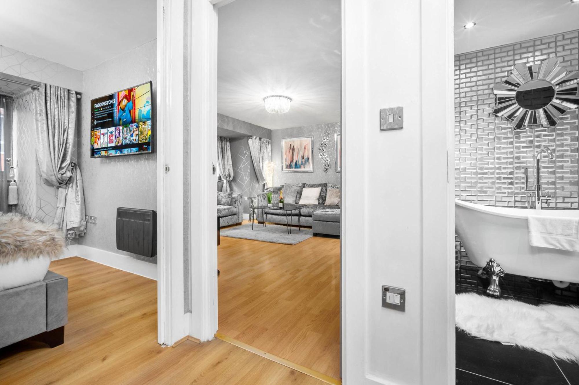 Luxury 1 Bed Flat With Parking 11K - Top Rated - Netflix - Wifi - 70 Inch Smart Tv - Birmingham City Centre - Tv In Bedroom - Top Rated Exterior photo
